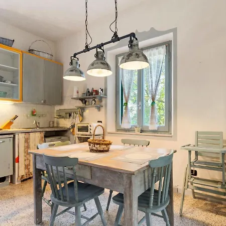 Quaint In With Garden דירה