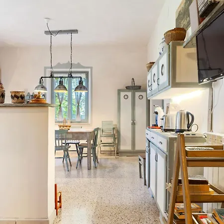 Quaint In With Garden דירה