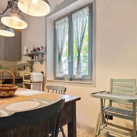 Quaint In With Garden דירה