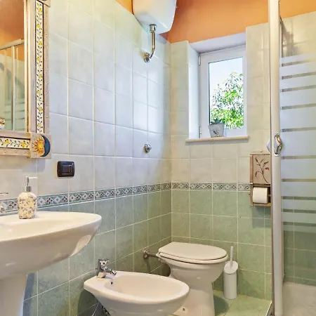 Quaint In With Garden דירה
